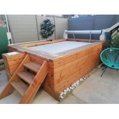 Piscina sumergida en contenedor de madera