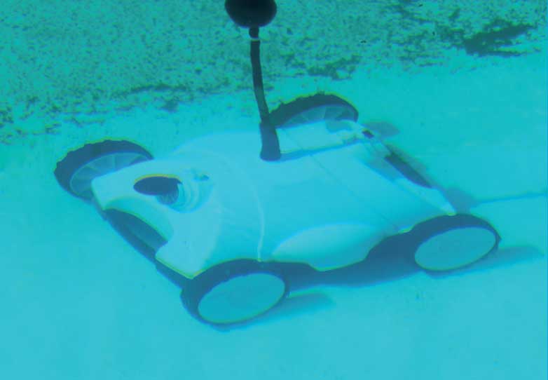 Robot-piscine-robotclean-1-noir-et-blanc-2019-en-fonctionnement