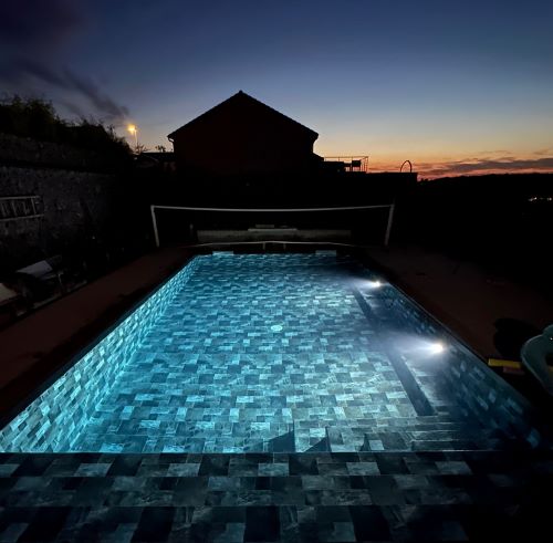 photo liner piscine sur mesure pierre de balai photo BROWN BASALT nuit