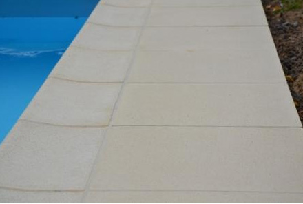 photo-dalle-margelle-piscine-SAHARA-2-blanc-casse